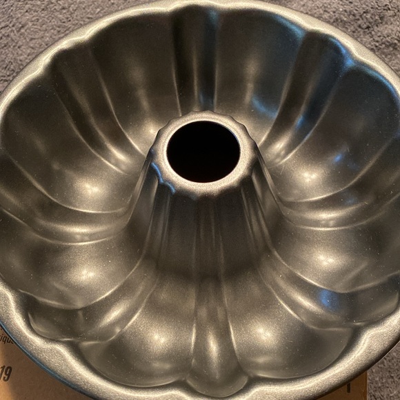 Never Used Pampered Chef Fluted Cake Pan - Picture 9 of 11